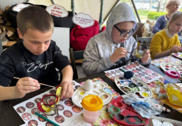 У Чернівцях відбувся інклюзивний великодній захід “Розпис буковинських писанок” у межах проєкту “Захистимо дітей”
