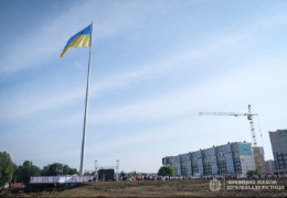 "Велике будівництво", яке стало ганьбою: На флагшток у Чернівцях витратили понад 10 мільйонів гривень, а тепер його нікому доробити. Вартість робіт вже зросла до 24 мільйонів