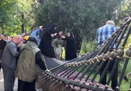 У Чернівцях під час сутичок біля Свято-Духівського собору постраждали 12 осіб, із них семеро правоохоронців. Порушене кримінальне провадження