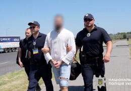 Поліцейські екстрадували організатора злочинної групи паліїв, який переховувався за кордоном. Банда підпалювала майно українців - встигли знищити чотири приватні будинки та п’ять квартир
