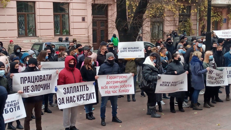 У Чернівцях понад 100 рестораторів пікетують ОДА через карантинні обмеження. Лікарі обурюються і кажуть, що місць в реанімаціях немає навіть "для блатних" (ФОТО)