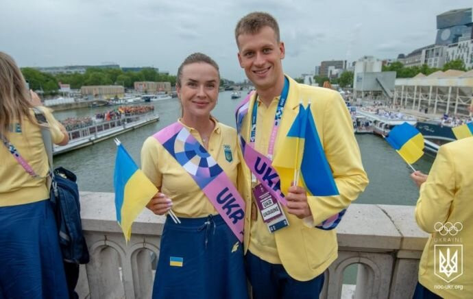 Описание: У Парижі пройшла церемонія відкриття Олімпійських ігор 2024 року. Замість традиційних святкувань на стадіоні влаштували парад човнів на воді.